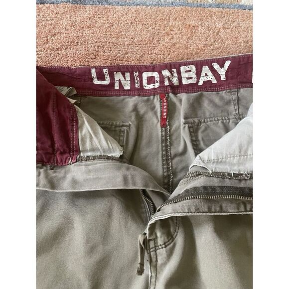 Unionbay  cargo shorts khaki cotton size 34 utility pockets excellent condition - Picture 2 of 9